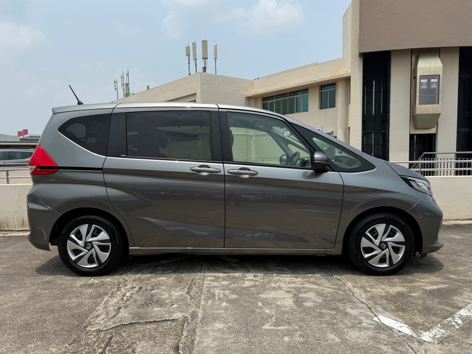 Honda Freed Hybrid 1.5 G photo 4
